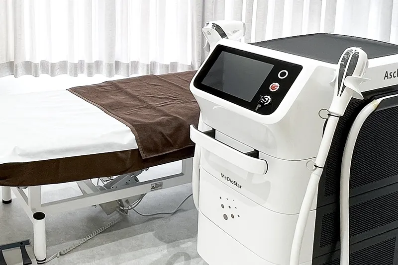 男性の肌質や毛質に合わせ、蓄熱式と熱破壊式を切り替えられる脱毛機の使用で早期の効果実感をサポート