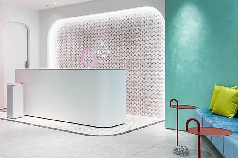 お仕事帰りにも通えるように駅近完全個室で平日は21時まで診療いたします