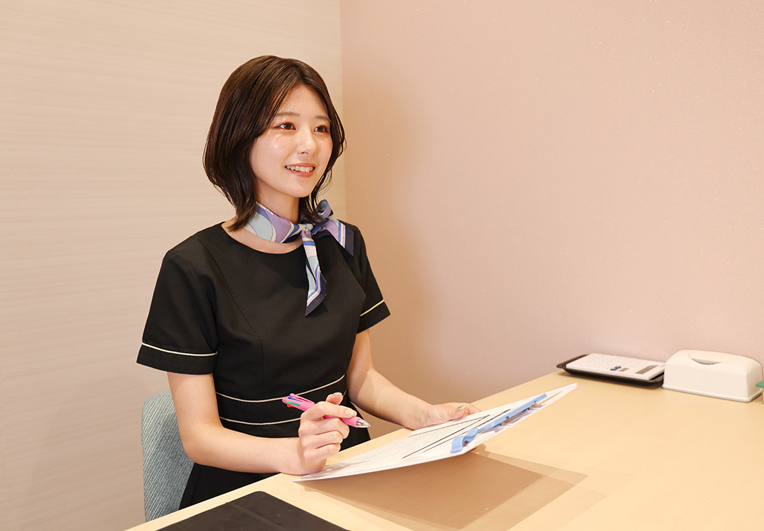 デスクで書類に記入しているスタッフの様子